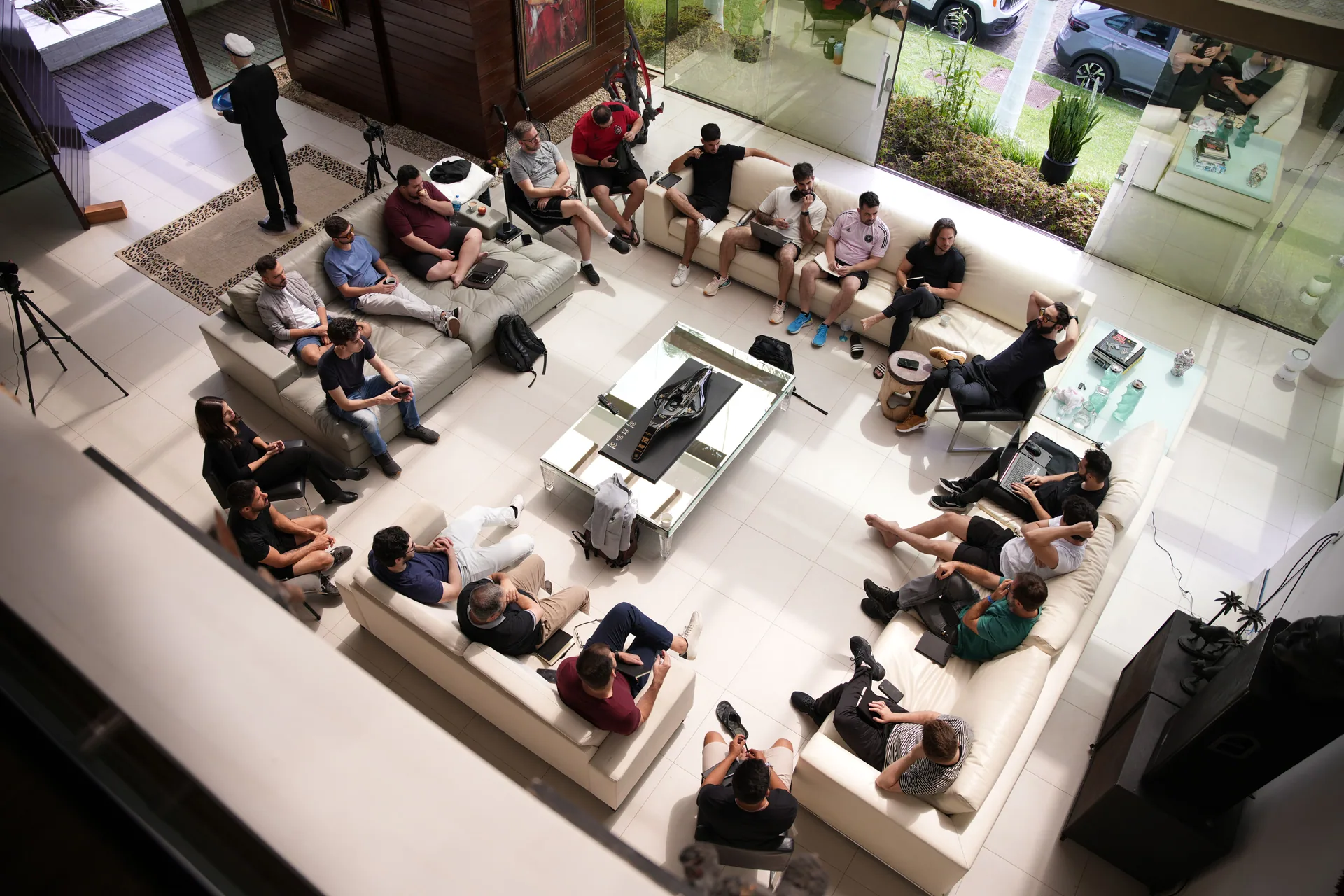 Pessoas conversando em roda em um encontro presencial.