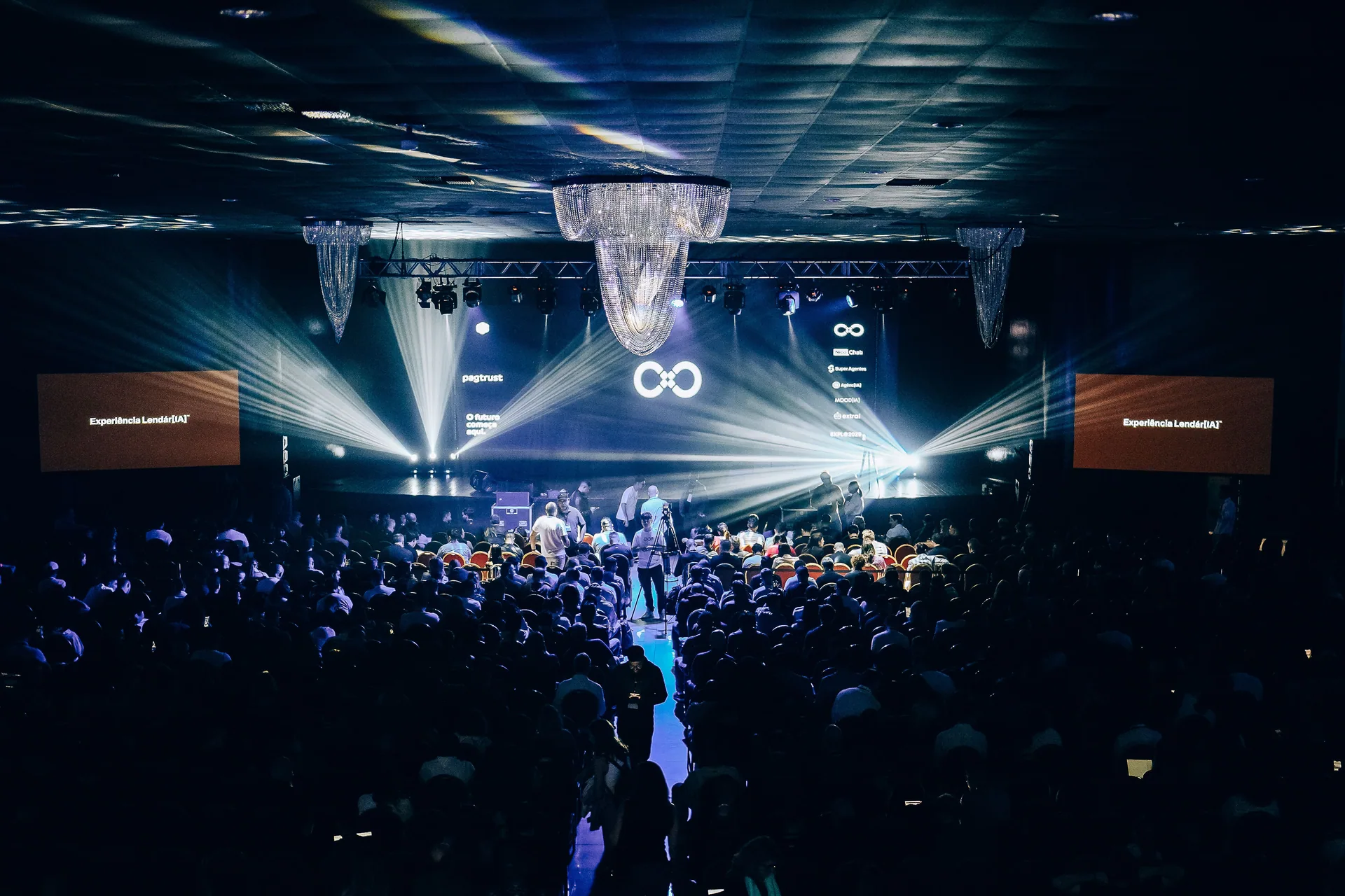 Público e palco em um evento da Academia Lendária.