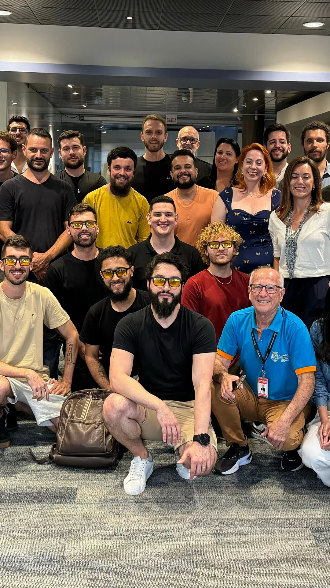Grupo reunido em um encontro dos Hubs Lendários.